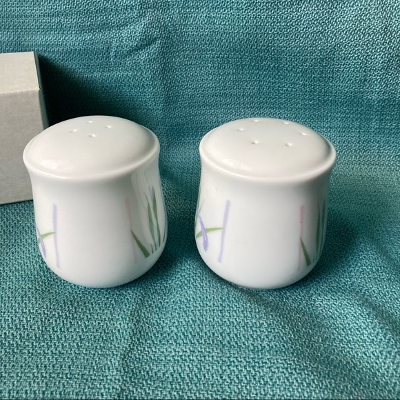 Corelle Decorated Salt & Pepper Shakers Pattern Shadow Iris Floral Design - Picture 5 of 9